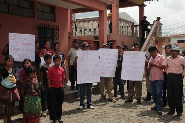 Al menos 115 empleados de la comuna de Santa María de Jesús, Sacatepéquez exigen al jefe edil el pago de 12 salarios atrasados. (Foto Prensa Libre: Miguel López)