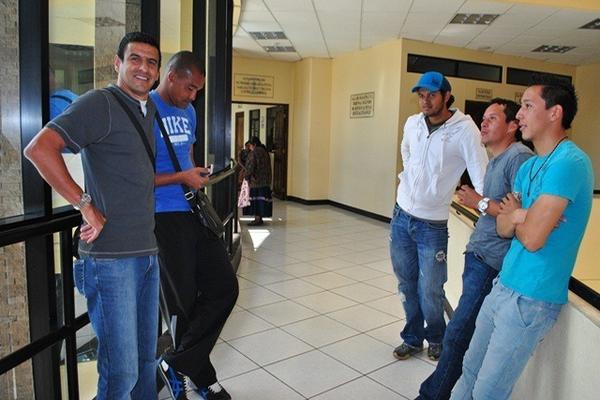 Cinco de  las ocho personas que fueron enviadas a juicio, en Quetzaltenango. (Foto Prensa Libre: Alejandra Martínez)