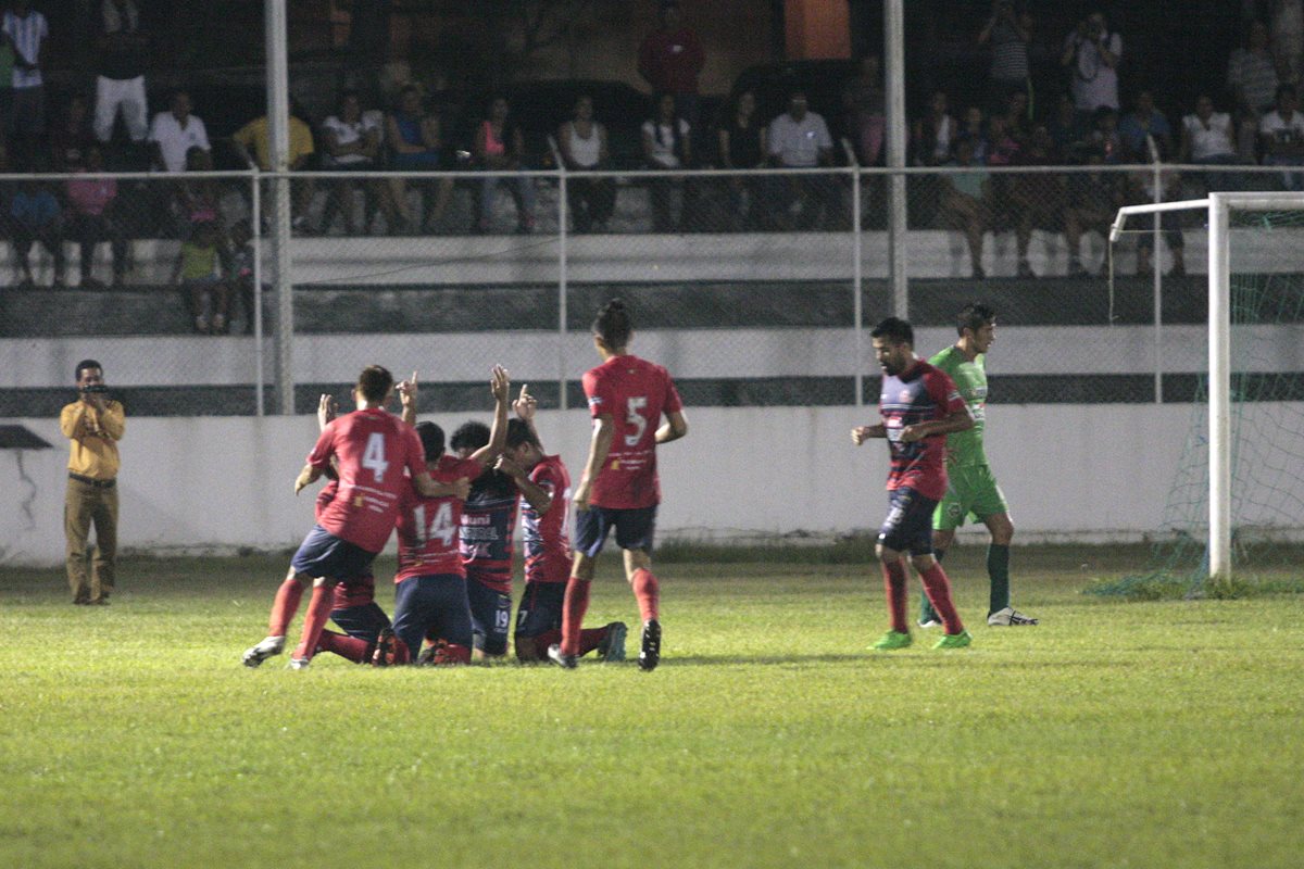 Los jugadores de Malacateco festejan después de una de las anotaciones. (Foto Prensa Libre: Jesús Cuque)