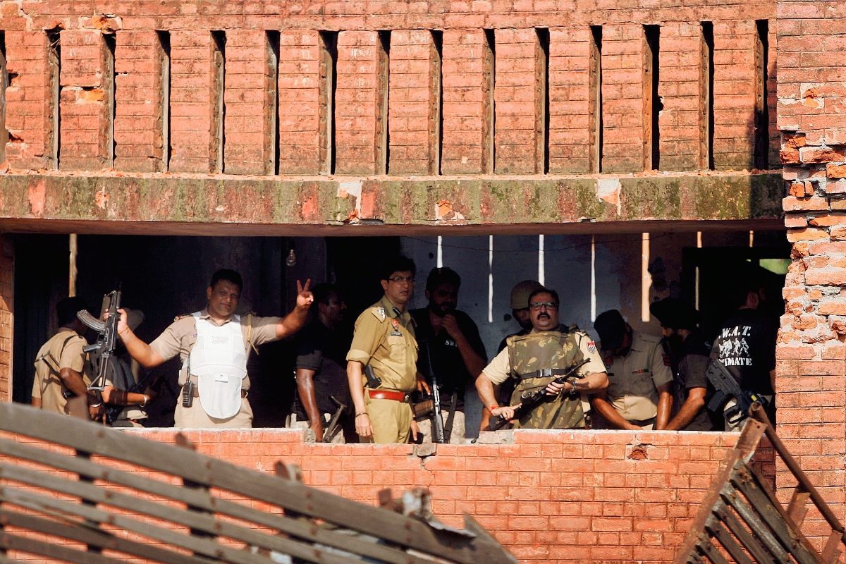 Un ataque contra una comisaría dejó al menos 10 muertos, tres de ellos civiles, en India.(Foto Prensa Libre:AP).