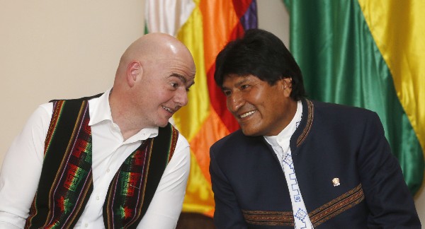 Gianni Infantino, presidente de la Fifa, comparte con Evo Morales, presidente de Bolivia (Foto Prensa Libre: AP)