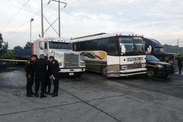 Policía resguarda la unidad de transporte. (Foto Prensa Libre: Carlos Paredes)