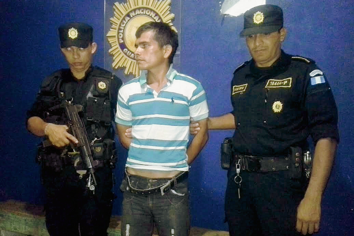 Oscar Ermindo Morales fue capturado en La Libertad, Petén, sindicado de haber estrangulado a su conviviente en Melchor de Mencos. (Foto Prensa Libre: Rigoberto Escobar)