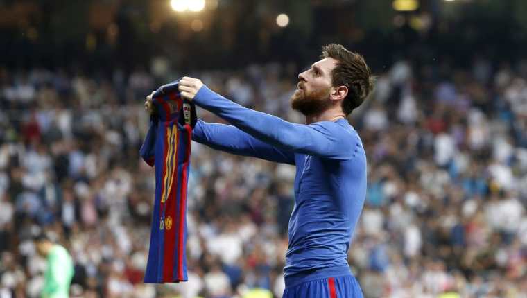 Así fue el particular festejo de Messi, luego de haber marcado el 3-2 que decidió el clásico a favor del Barcelona. (Foto Prensa Libre: EFE).
