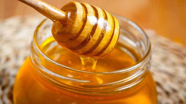 El Servicio Nacional de Salud de Reino Unido recomienda la miel para tratar la tos.(GETTY IMAGES)