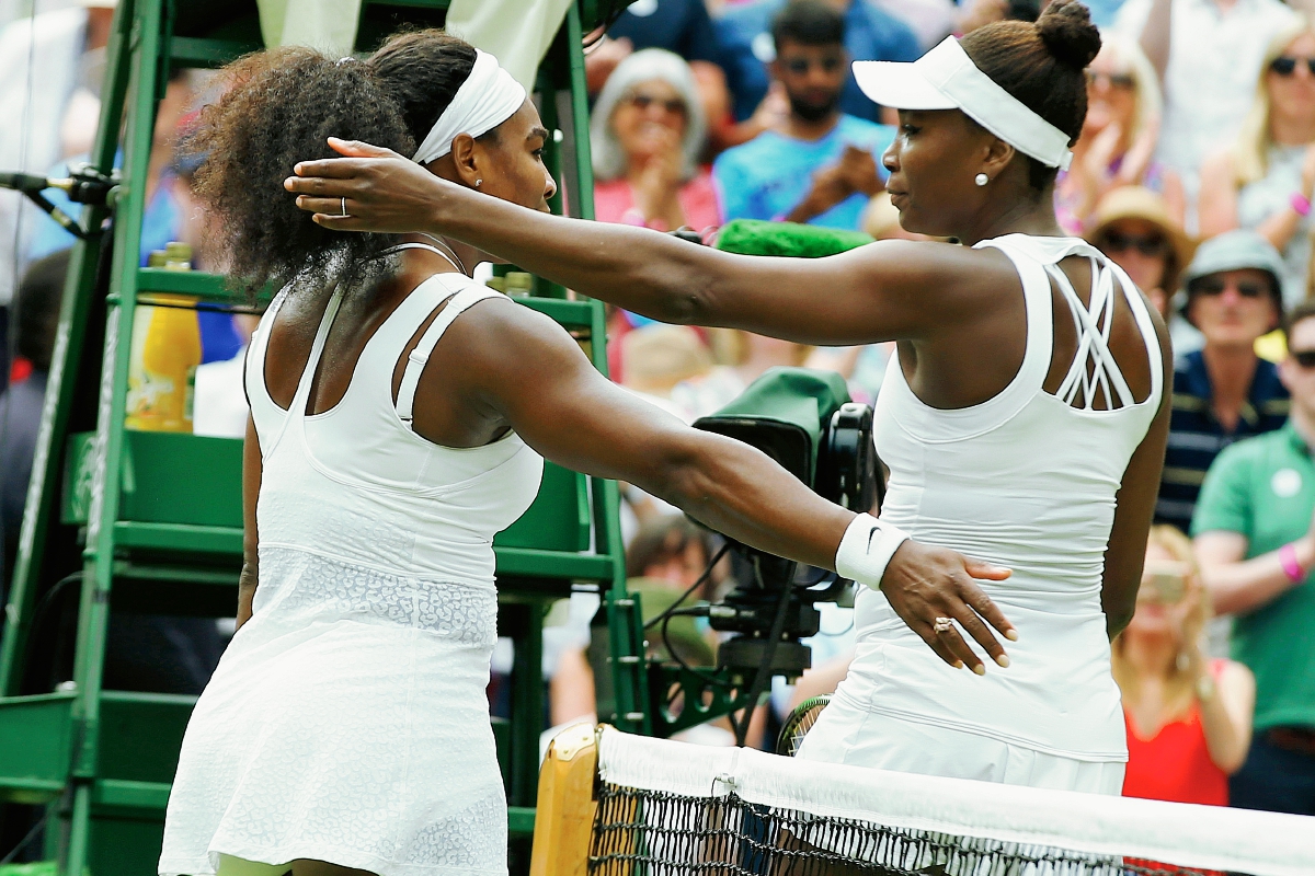 Serena y Venus Williams se abrazan al finalizar el encuentro en Wimbledon. (Foto Prensa Libre: AP)
