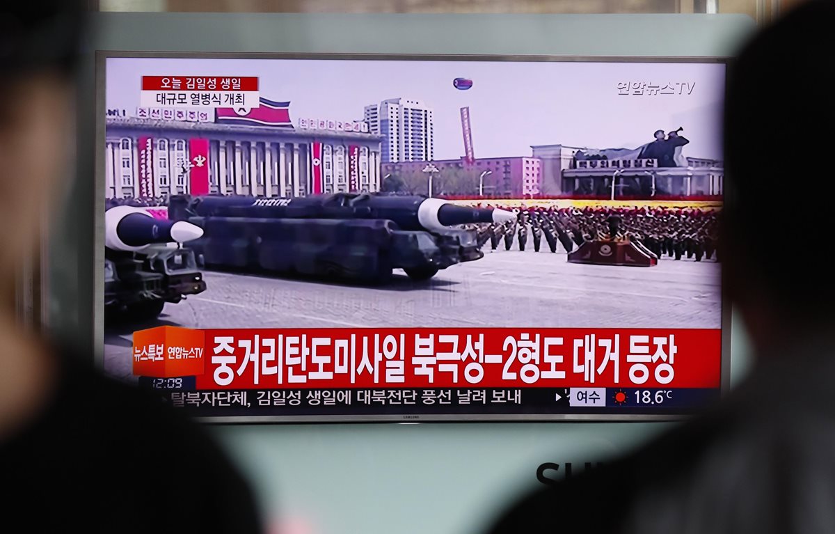 Corea del Norte presenta un misil balístico para submarinos en el desfile militar del Día del Sol. (Foto Prensa LIbre: EFE)