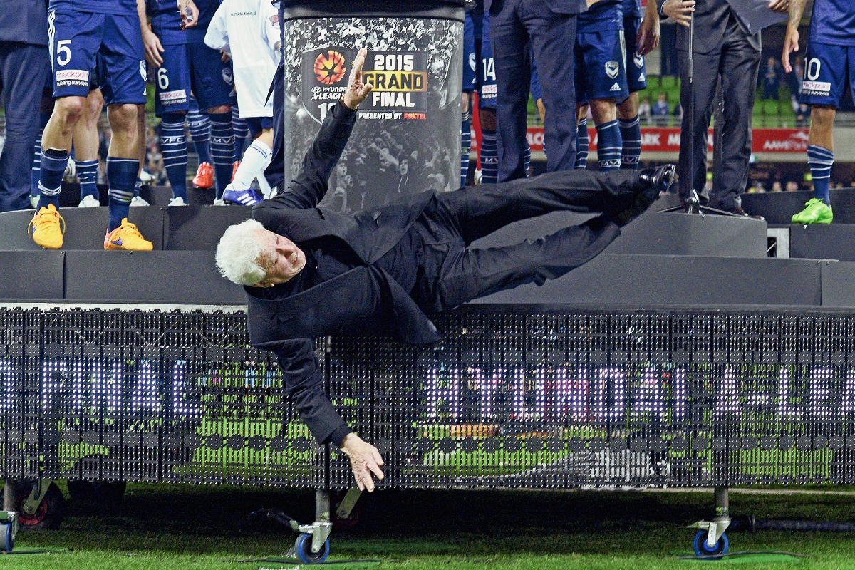 Frank Lowy, mientras cae del escenario durante la ceremonia de premiación de la A-League. (Foto Prensa Libre: EFE)