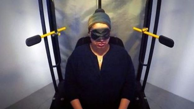 Saleyha Ahsan tuvo que sentarse en una silla giratoria especial.