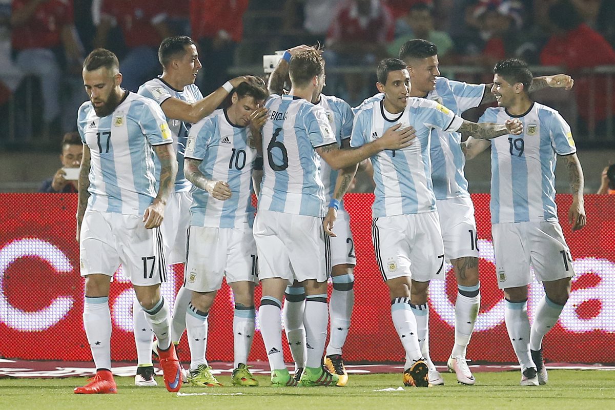 Argentina se quedó con el triunfo en condición de visita 1-2 contra Chile. (Foto Prensa Libre: EFE).