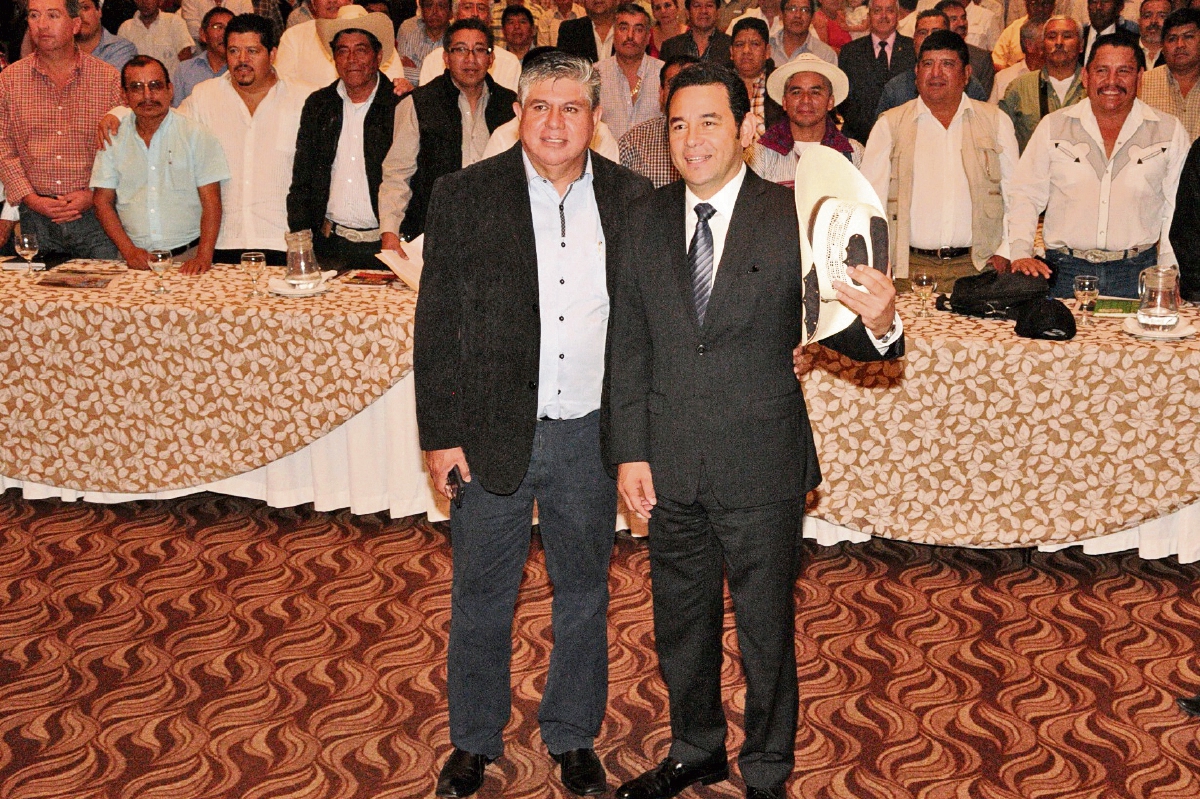 El gobernante electo, Jimmy Morales posa con el presidente de la Anam, Isaías Martínez, y luce el sombrero que le regalaron. (Foto Prensa Libre: Cortesía Anam)