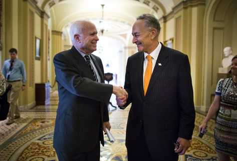 Los senadores John McCain y Chuck Schume en el Capitolio de Washington. (Foto Prensa Libre: EFE)