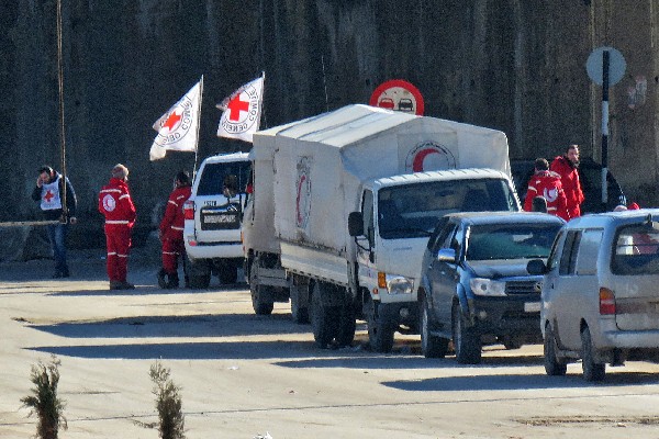 El personal de la Cruz Roja Internacional y de la Media Luna Roja trabajan en Oriente Medio.(AFP)