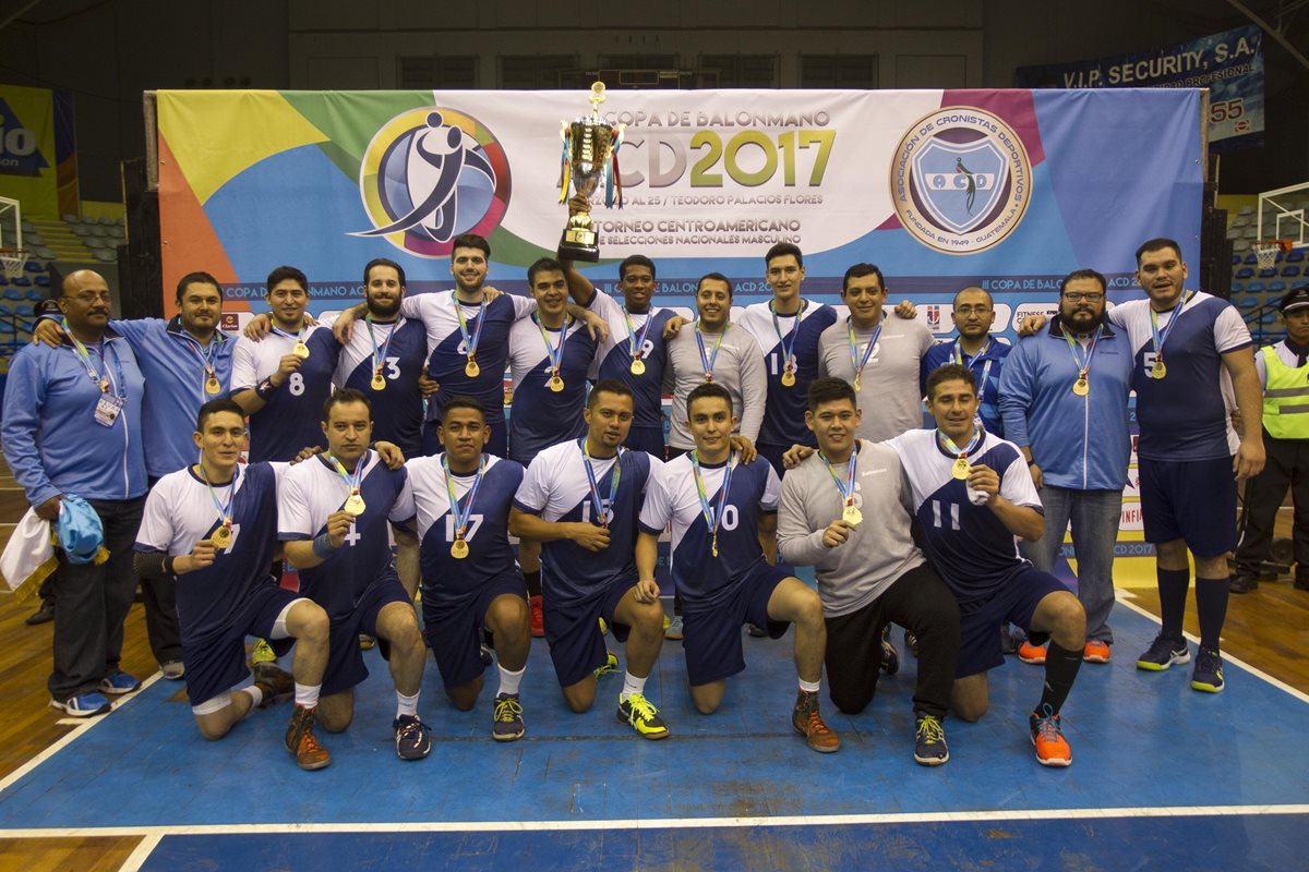 Los jugadores de la selección Nacional de Balonmano posan luego de coronarse campeones de la Copa Centroamericana. (Foto Prensa Libre: Norvin Mendoza)