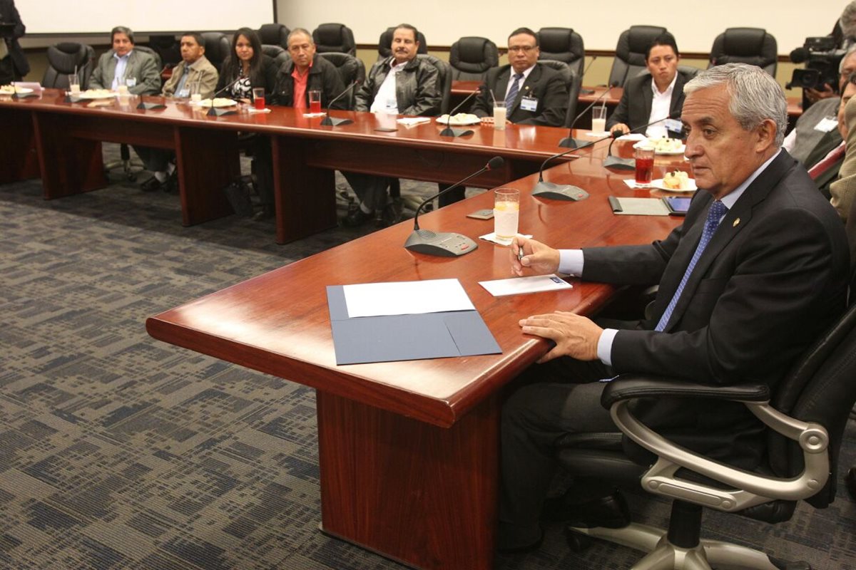 Pérez Molina escucha a representantes de Confecoop en la Casa Presidencial. (Foto Prensa Libre: Esbin García)