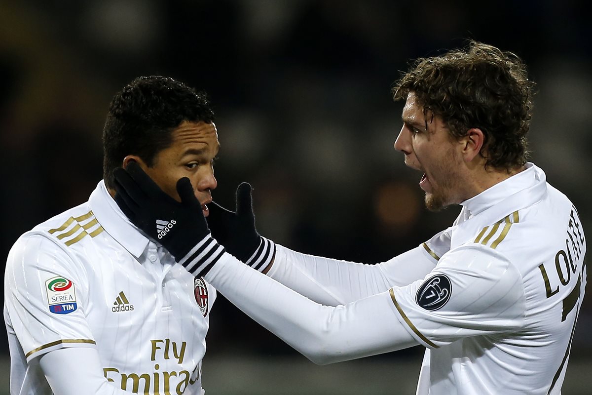 El colombiano Carlos Bacca (izquierda) marcó el gol de la igualdad para el Milan. (Foto Prensa Libre: AFP).