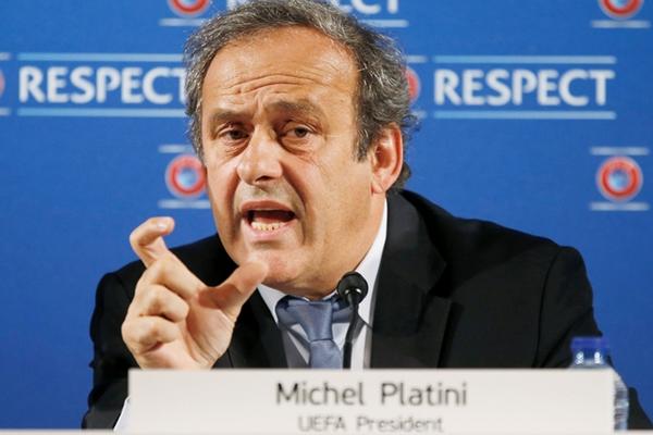 Platini dio como ejemplo el caso que se presentó en el partido entre el City y Barcelona. (Foto Prensa Libre: AFP)