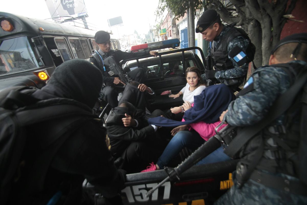 Los paquetes de dólares fueron hallados detrás de un asiento y en el tablero del vehículo. (Foto Prensa Libre: PNC)