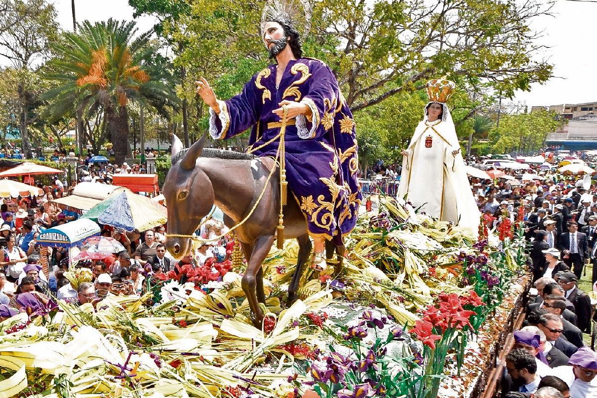 Cientos de ramos fueron lanzados por fieles a Jesús de las Palmas, de la iglesia de San Miguel de Capuchinas. (Foto Prensa Libre: William Santos)