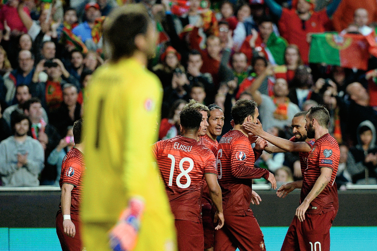 Los jugadores de Portugal celebran con Carvalho tras el primer gol. (Foto Prensa Libre:AFP)