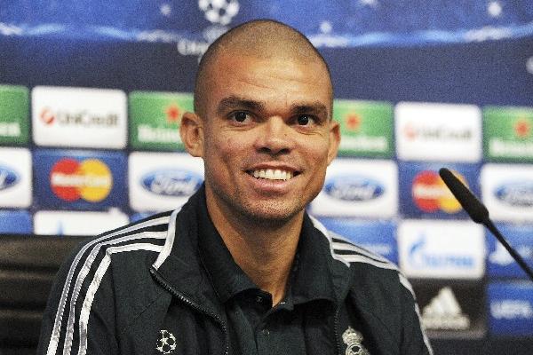 El defensa portugués del Real Madrid Pepe sonríe durante una rueda de prensa convocada en Manchester. (Foto Prensa Libre: EFE)