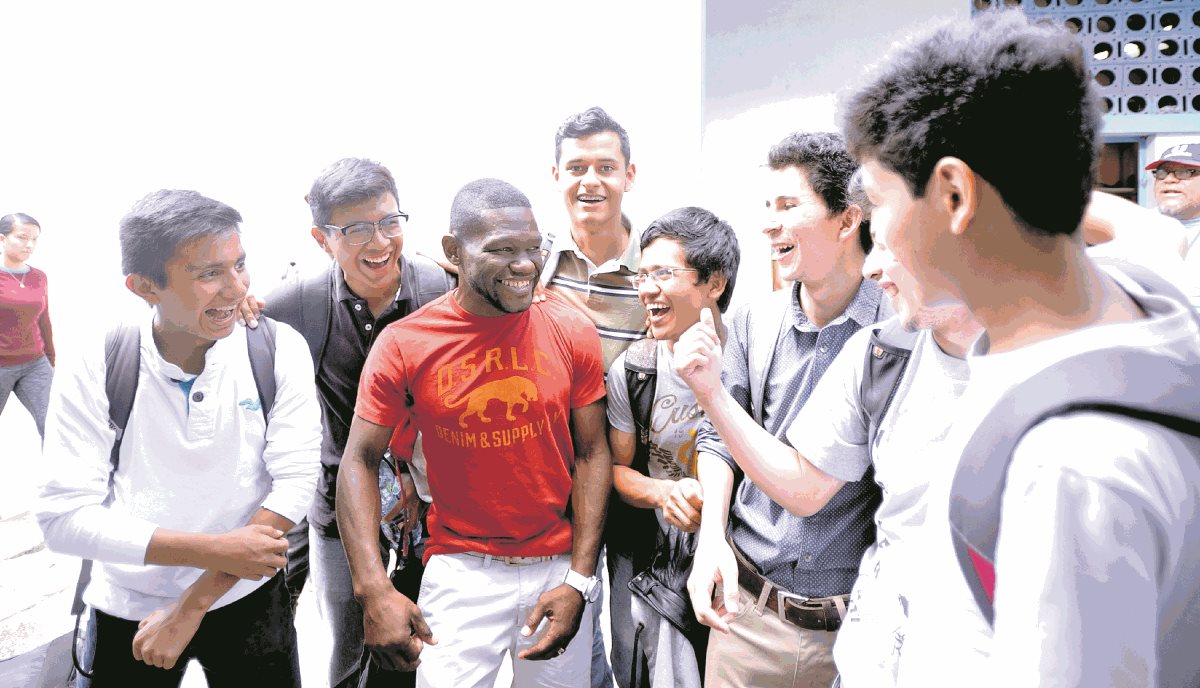 Milton Núñez bromea con estudiantes de la Universidad de San Carlos, quienes se aproximaron para felicitarlo después de haber finalizado un entrenamiento en el estadio Revolución. (Foto Prensa Libre: Francisco Sánchez).