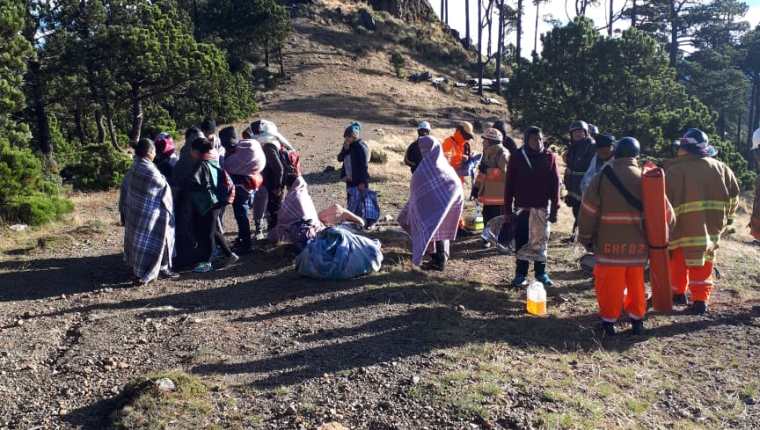 La patrulla de los Bomberos Voluntarios acudió al volcán Tajumulco, San Marcos, para rescatar a turistas. (Foto Prensa Libre: Whitmer Barrera)