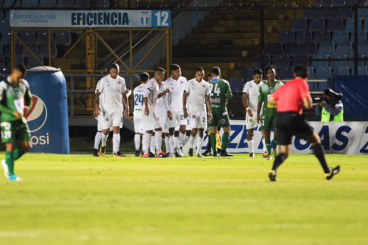 Así festejaron los cremas en el juego frente a Suchitepéquez. (Foto Prensa Libre: Norvin Mendoza)