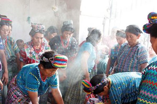 Un grupo de mujeres de Rabinal prepara Chilate, una bebida de maís con cacao. (Foto Prensa Libre: Carlos Grave)<br _mce_bogus="1"/>