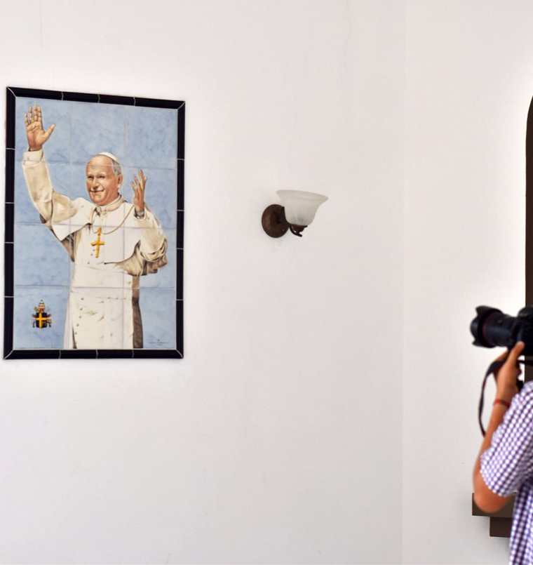 Una decoración de azulejos que representa al Papa Juan Pablo II en la capilla de una de las propiedades confiscadas a Saca.(AFP)