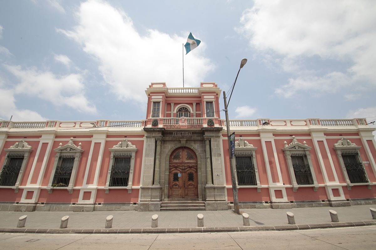 TSE garantiza las elecciones de este domingo, pese a la renuncia del Presidente. (Foto Prensa Libre: Hemeroteca PL)