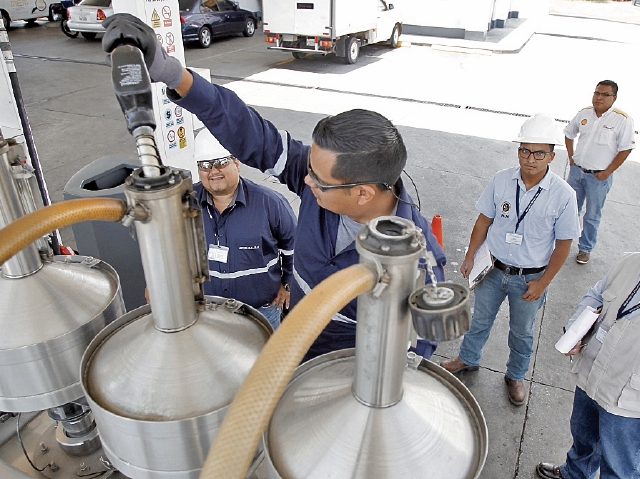 Autoridades del la Diaco y del MEM efectuaron ayer un monitoreo de precios y de calibración para conocer la cantidad de despacho. (Foto Prensa Libre: Paulo Raquec)