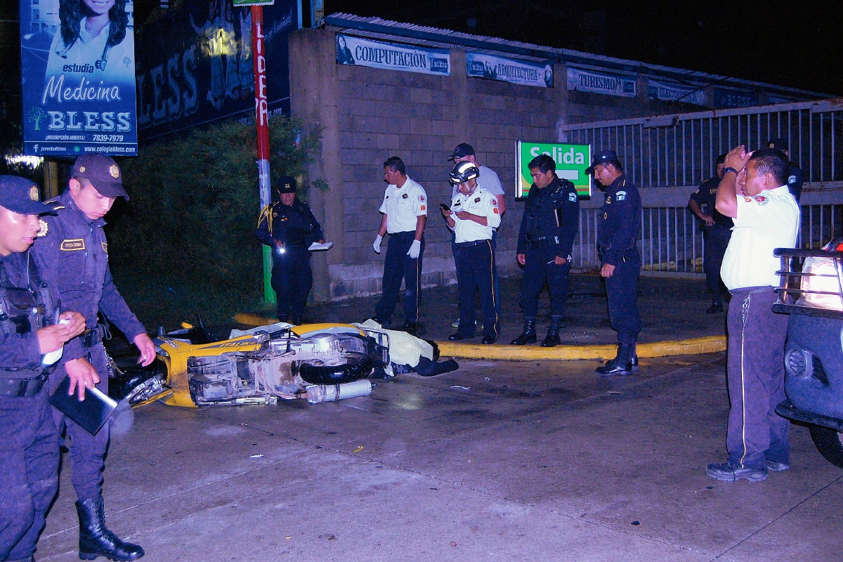 Agentes de  la PNC recogen evidencias en la escena del crimen, en donde una pareja murió baleada, en la cabecera de Chimaltenango. (Foto Prensa Libre: Renato Melgar)