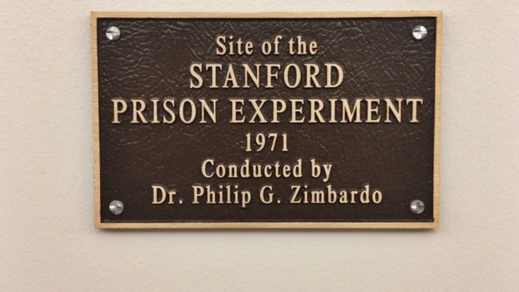 Cómo fue el famoso “experimento de la cárcel de Stanford” que tuvo que suspenderse por perversidad