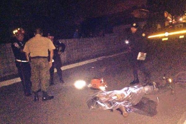 Dos hombres fueron baleados, uno murió en el lugar y otro resultó herido en zona 1 de Fraijanes. (Foto Prensa Libre: CBMD)