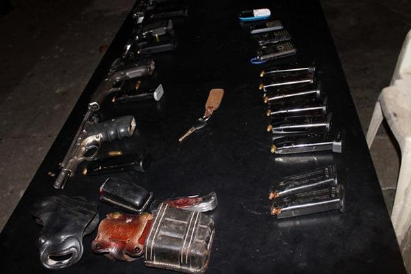 PNC decomisó armas y tolvas a los cuatro detenidos. (Foto Prensa Libre: Julio Vargas)<br _mce_bogus="1"/>