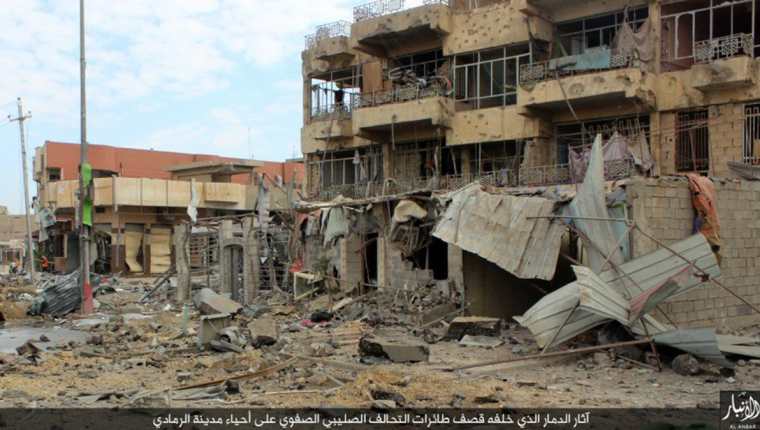 Un edificio luce en ruinas en Ramadi después de que la ciudad fue liberada de los yihadistas. (Foto Prensa Libre: AP).
