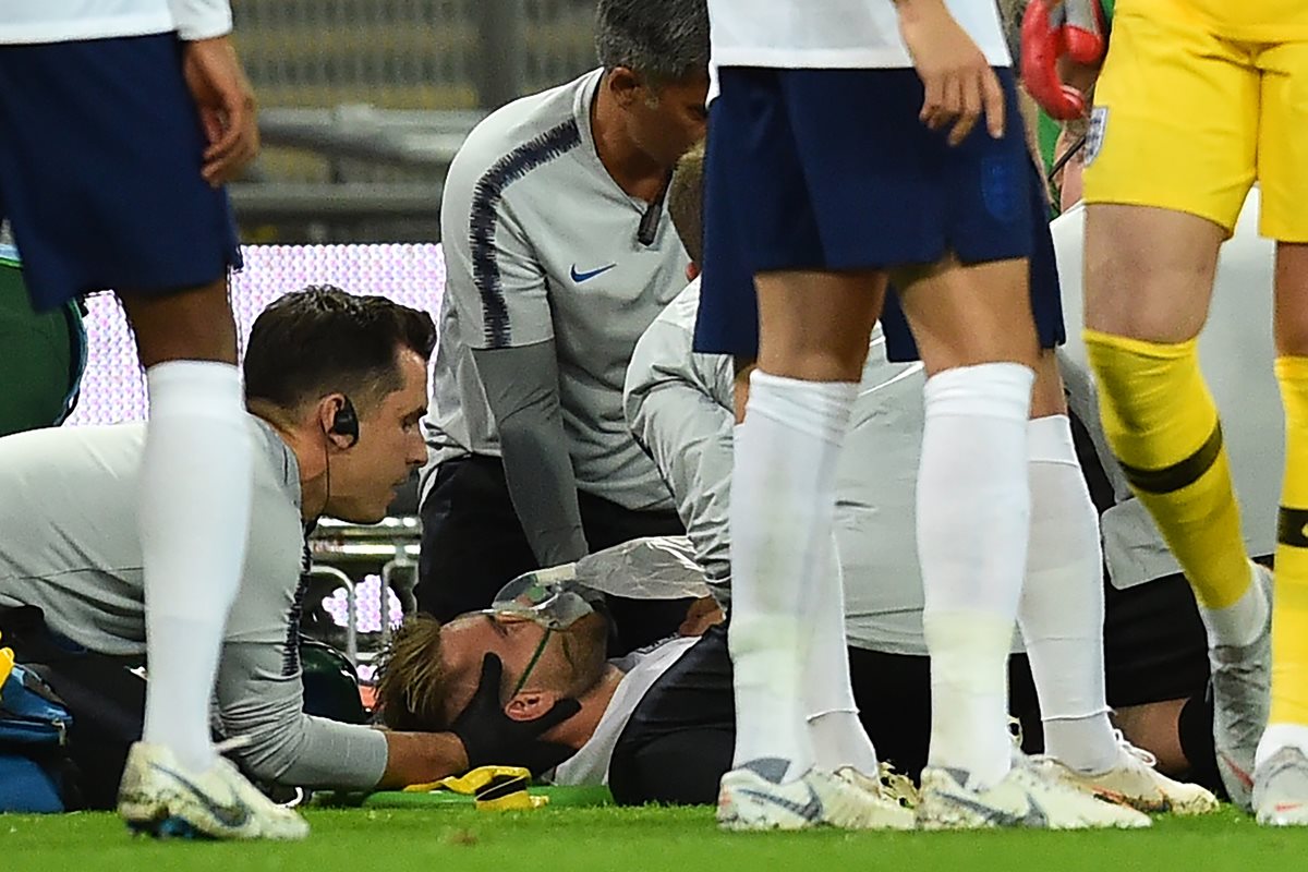 Luke Shaw recibió la asistencia médica en el césped del estadio de Wimbledon durante el partido Inglaterra vs España. (Foto Prensa Libre: AFP)