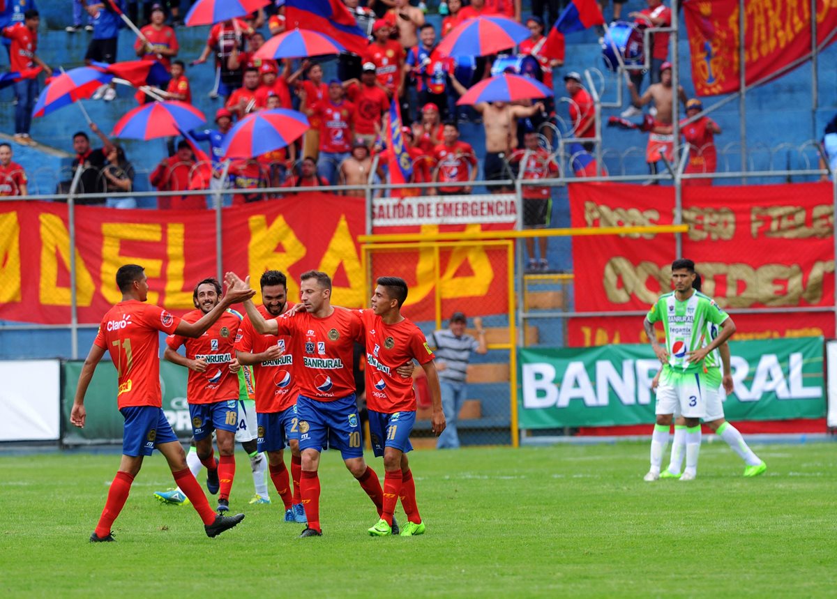 Así festejó Alessandro Del Piero con los jugadores de Municipal, después del gol. (Foto Prensa Libre: Edwin Fajardo)
