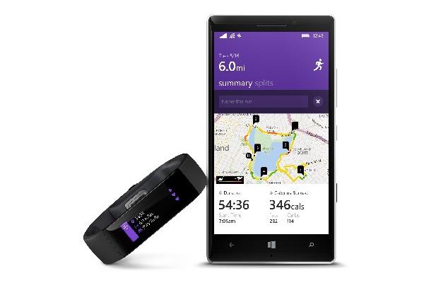 Microsoft Band permite recibir notificaciones de llamadas o de mensajes y está equipado con Cortana. (Foto Prensa Libre: AP)