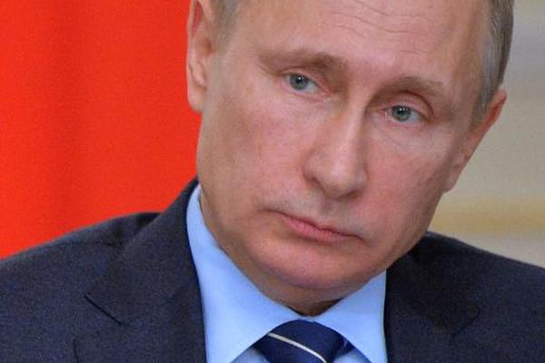 El presidente ruso, Vladimir Putin, escucha durante una reunión con los  miembros de Gobierno. (Foto Prensa  Libre: AFP)