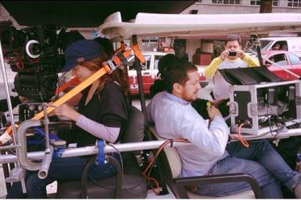Parte del  equipo y Julio Hernández (derecha) en pleno rodaje de Te prometo anarquía, en la ciudad de México. (Foto Prensa Libre: Cortesía Chucho Quintero)