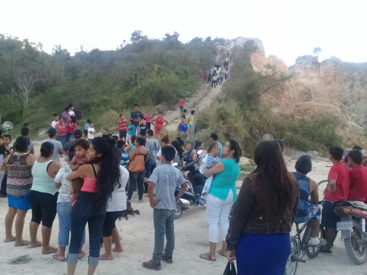 El ataque armado se registró en la parte alta del cerro San Juan, zona urbana de San Benito. (Foto Prensa Libre: Rigoberto Escobar)