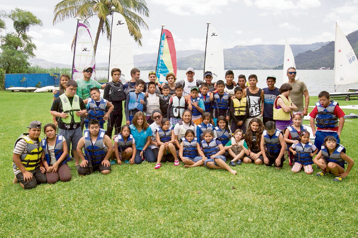 Los niños con síndrome de Down forman parte de la fotografía con los medallistas de los Panamericanos, y con los pequeños que participan en el curso del deporte de la vela. (Foto Prensa Libre: Norvin Mendoza)