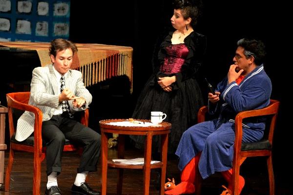 en escena: Un pretendiente ambicioso, una criada entrometida y el sorprendido suegro.