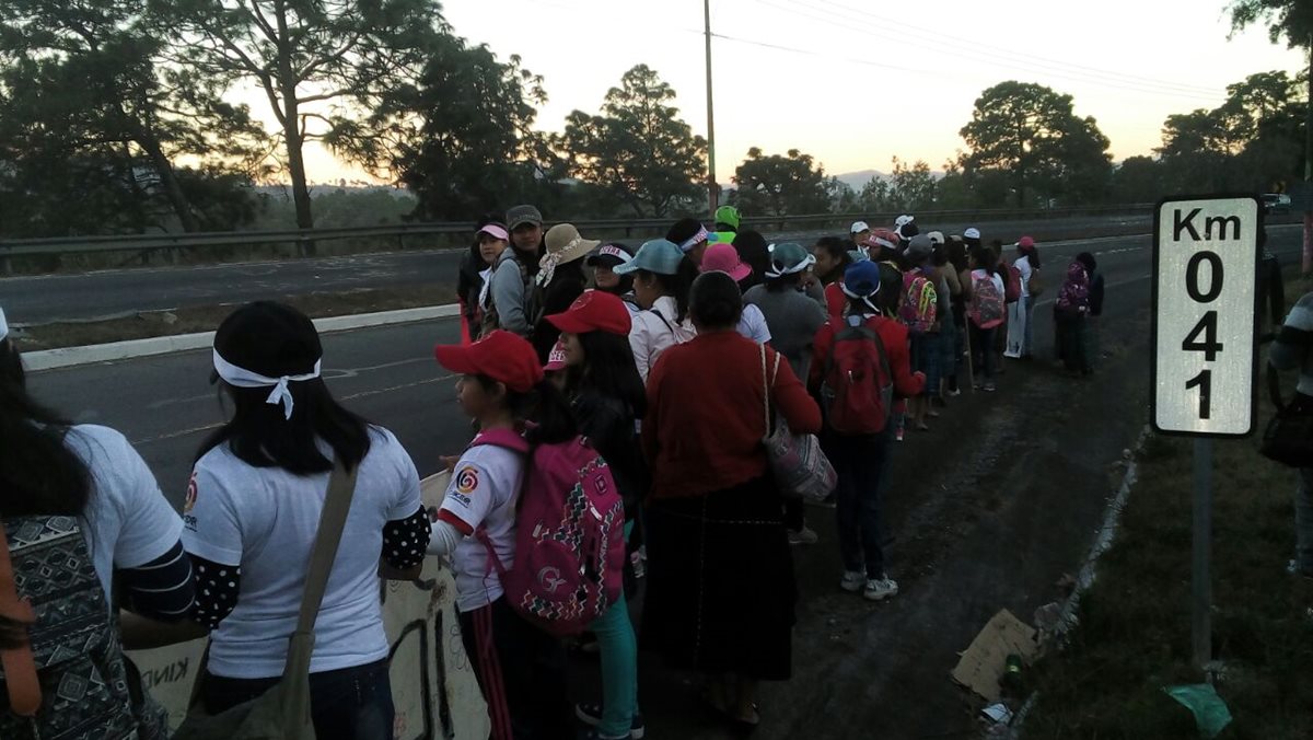 Las 41 niñas a su paso por el km 41 de la ruta Interamericana para dirigirse a la capital y pedir justicia por el caso Hogar Seguro. (Foto Prensa Libre: Cortesía).