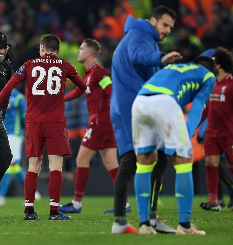 Los jugadores del Liverpool celebran después de avanzar a octavos de final de la Champions League a costa del Nápolli. (Foto Prensa Libre: AFP)