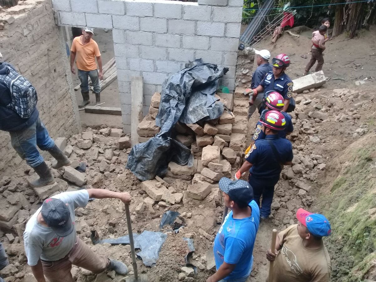 Ashlin Andrea Ramos Díaz, de 6 años, murió luego que una pared de adobe le cayó encima en la aldea Loma Alta, La Unión, Zacapa. (Foto Prensa Libre: Mario Morales)