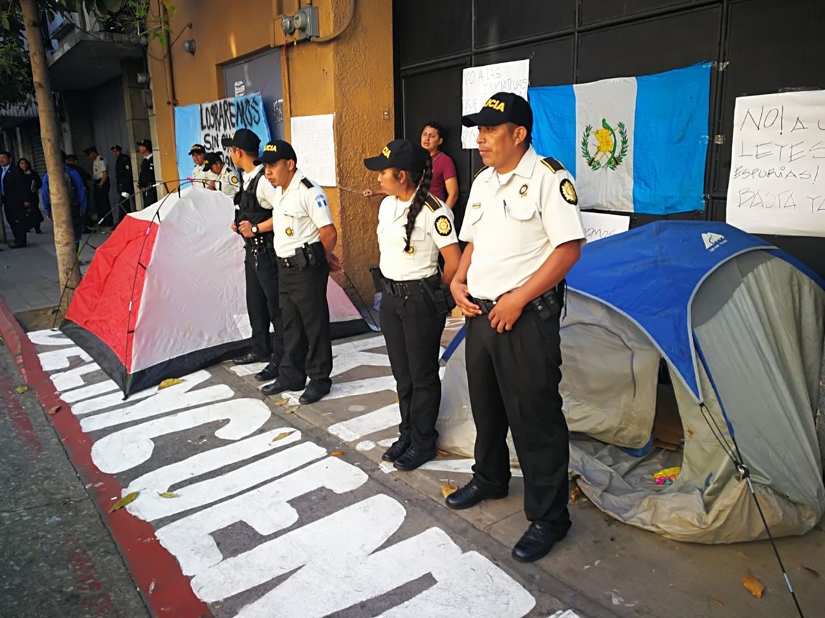 Los manifestantes instalaron casas de campaña y pegaron carteles con denuncias. (Foto Prensa Libre: Estuardo Paredes)