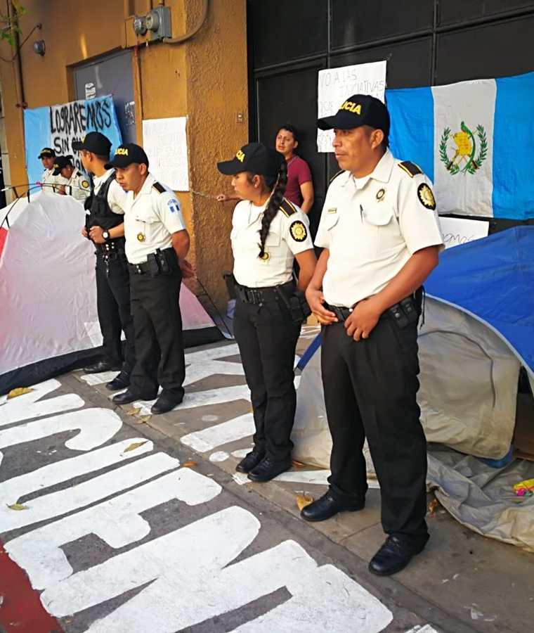 Los manifestantes instalaron casas de campaña y pegaron carteles con denuncias. (Foto Prensa Libre: Estuardo Paredes)